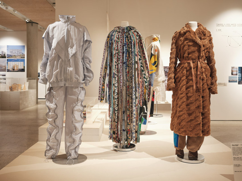 Bộ sưu tập mùa hè 2019 (trái); No Waste Dress, Stella McCartney, BST Xuân 2021 (giữa); Áo khoác và quần KOBA®, Stella McCartney, Bộ sưu tập Thu năm 2021
