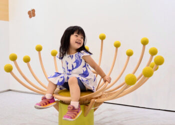 Ghế gỗ hình bông hoa của Ayumi Tsuchiya