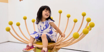 Ghế gỗ hình bông hoa của Ayumi Tsuchiya