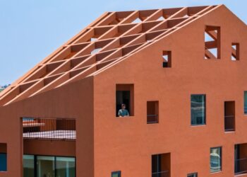 Nhà nhiều thế hệ 100 Windows của Inrestudio với vỏ kép màu đất nung