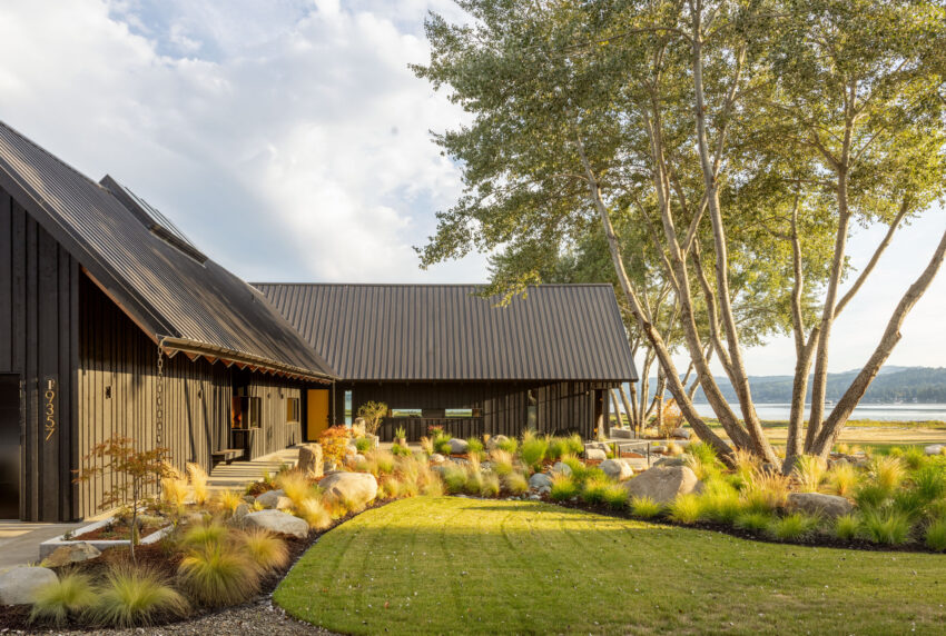 Dyes Inlet House — Hiên và mái hắt nhìn ra vườn.