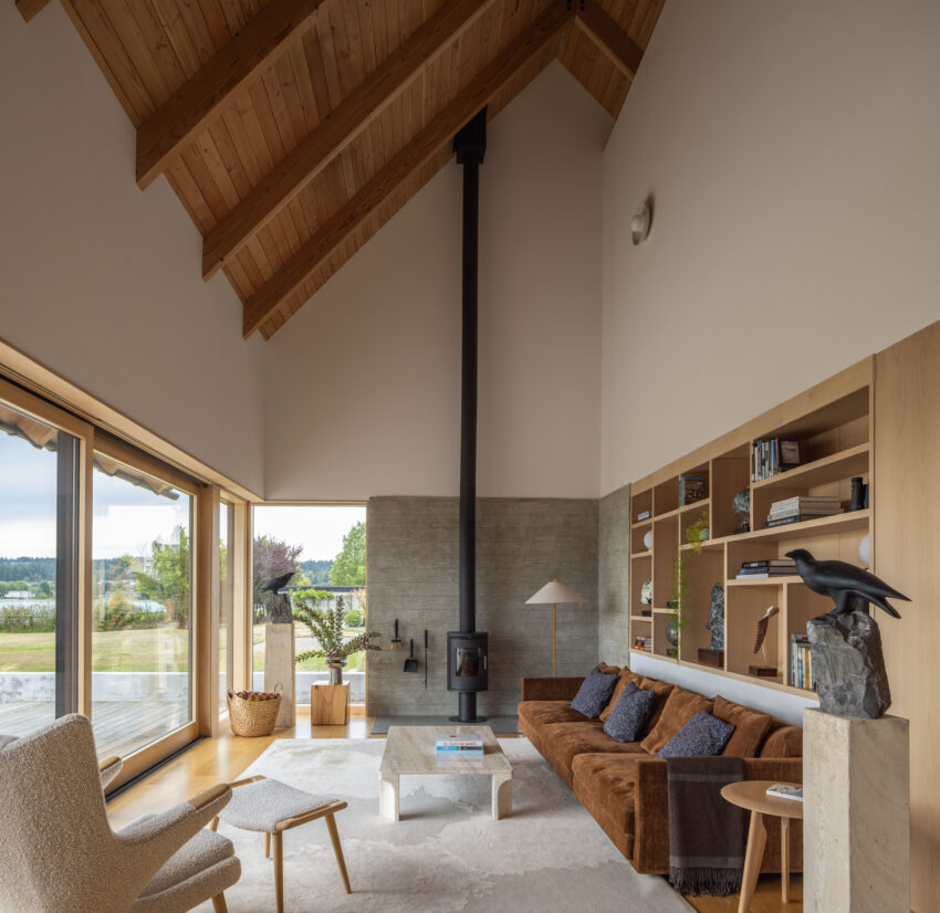 Dyes Inlet House — Hệ dầm gỗ để mộc dưới mái dốc.