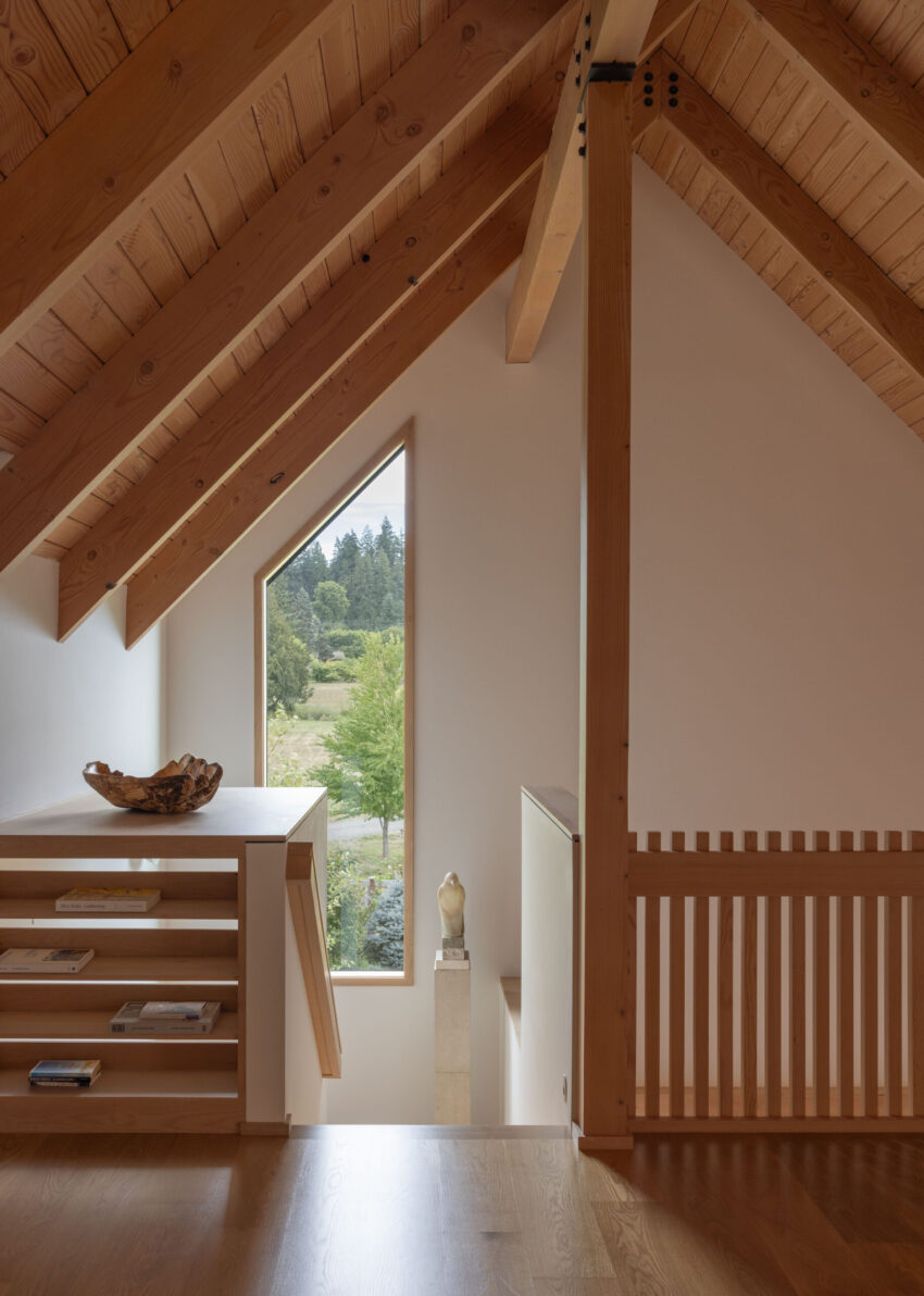 Dyes Inlet House — Khu cầu thang – gác lửng, cửa sổ đóng khung cảnh vịnh.