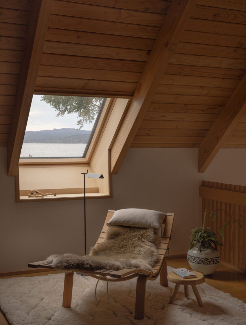 Dyes Inlet House — Góc đọc sách bên giếng trời với ghế thư giãn.