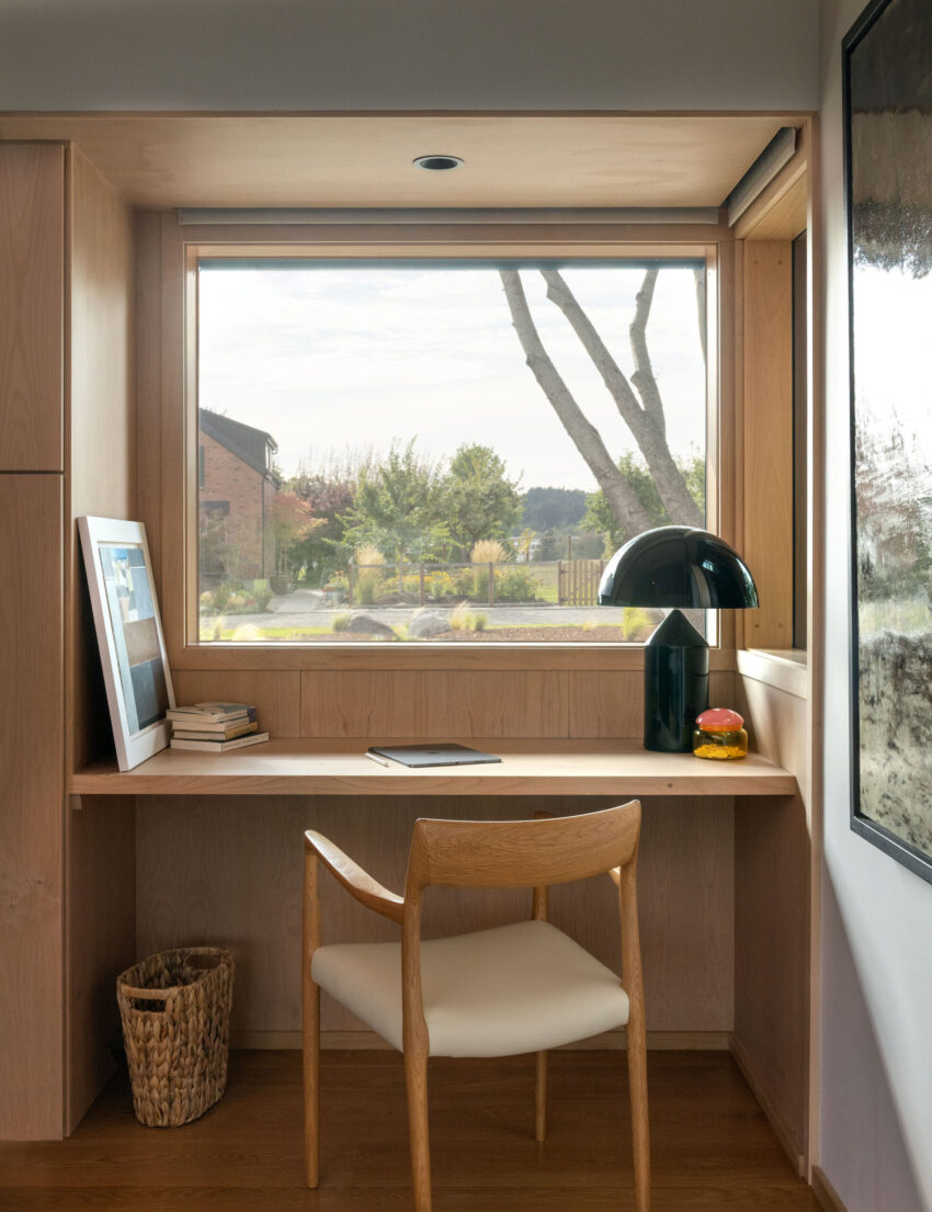 Dyes Inlet House — Phòng ngủ với cửa sổ lớn đón sáng và cây xanh.