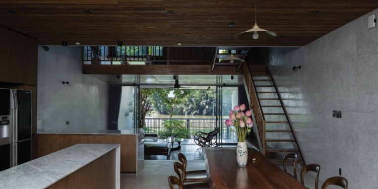 Sống quanh giếng trời -8