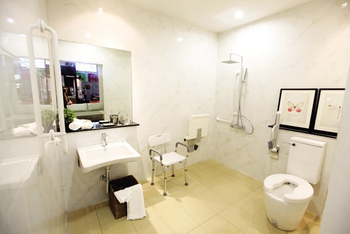 Phòng tắm - vệ sinh thể hiện sự chăm sóc đặc biệt đối với người cao tuổi trong The NEST