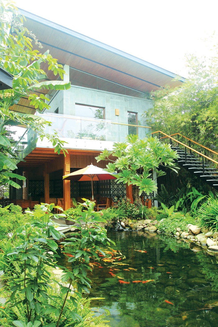 Trong điều kiện nhà vườn, biệt thự có khuôn viên rộng thì hồ cá chính là mặt nước đóng vai trò giải nhiệt, tạo cảnh quan rất hữu dụng cho công trình 