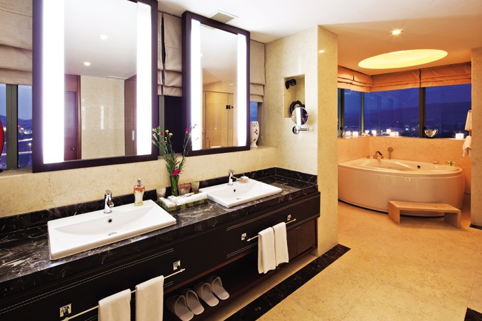 Phòng tắm vệ sinh trong phòng ngủ tổng thống với bồn tắm mở tầm nhìn ra thượng nguồn sông Hồng