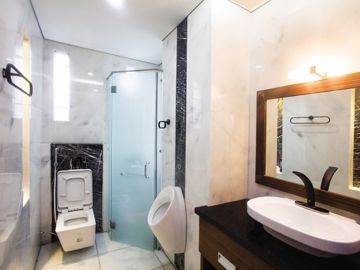 Dùng gương trong phòng tắm có tỷ lệ hài hòa, đồng bộ với đồ nội thất đem lại tính thẩm mỹ cao, và tăng cường dương quang cho nơi vốn hay bị ẩm tối