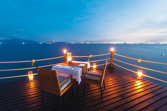 Bữa tối lãng mạn cho đôi lứa trên bờ biển hay trên cao nhìn xuống mặt vịnh biển