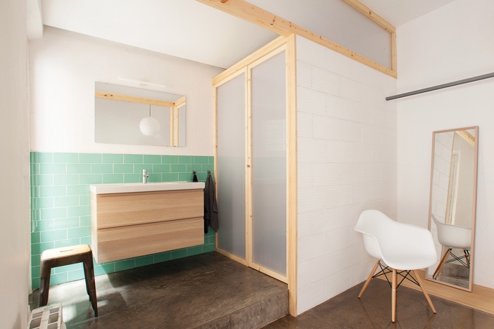 Phòng tắm vệ sinh được tích hợp vào phòng ngủ của cả hai căn hộ