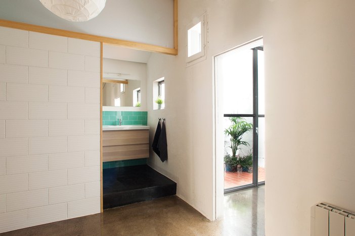 Phòng tắm vệ sinh được tích hợp vào phòng ngủ của cả hai căn hộ