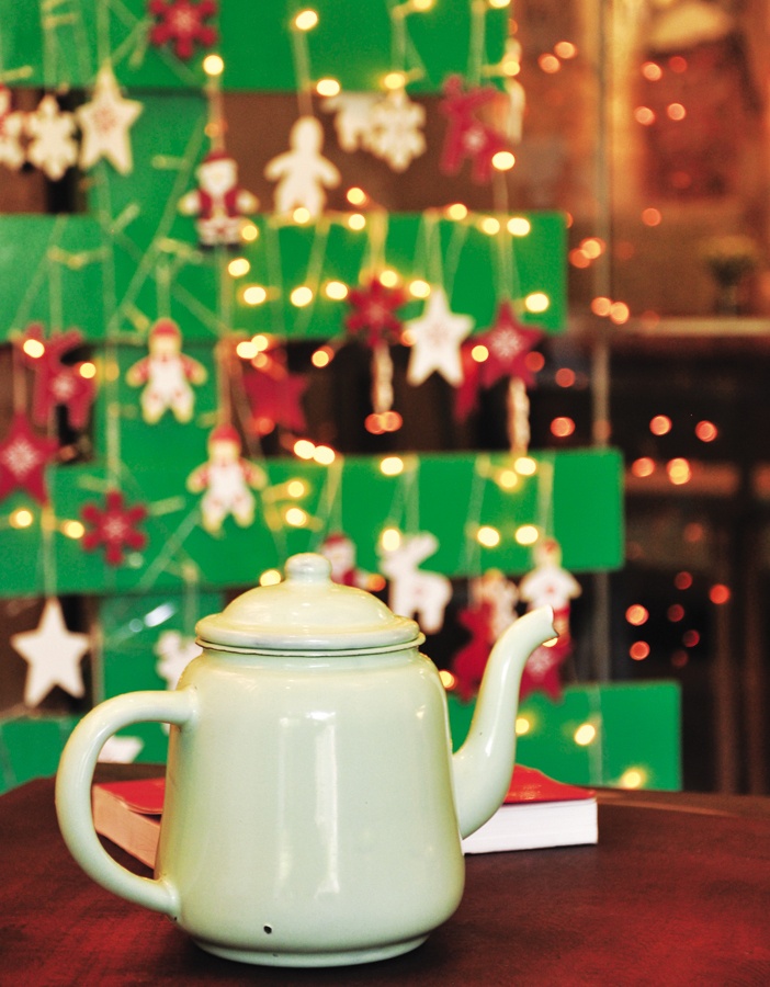 Bên trong sảnh đón của quán cà phê M2C (Morden Meets Culture, 44B Lý Tự Trọng, Q.1) là cây Noel được làm bằng các tấm gỗ pallet sơn xanh đơn giản mà trẻ trung và năng động