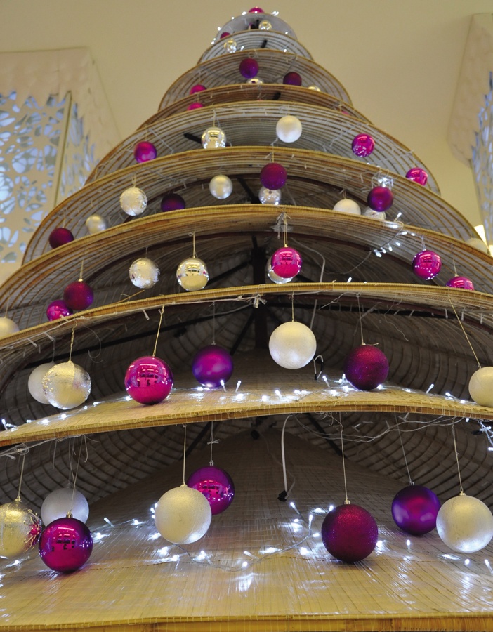 Xếp hình cây Noel bằng nón lá Việt Nam nhiều cỡ