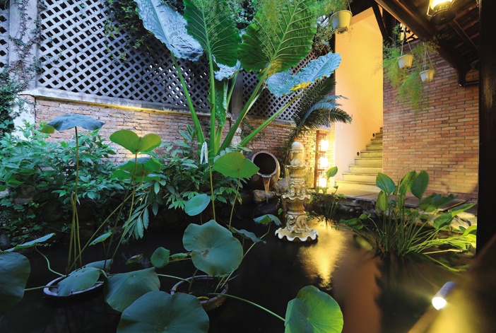 Nhà vườn kiểu Á Đông dân dã hợp lối chiếu sáng trung hòa Thổ và Hỏa, ánh sáng ấm áp, lẩn khuất với cây xanh