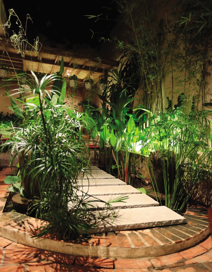 Nhà vườn kiểu Á Đông dân dã hợp lối chiếu sáng trung hòa Thổ và Hỏa, ánh sáng ấm áp, lẩn khuất với cây xanh