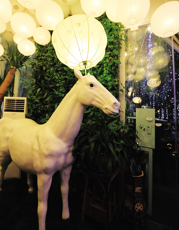 Năm Giáp Ngọ thuộc Kim nên những hình tượng ngựa trắng (Kim) hay ngựa đen (Thủy, tương sinh) được xem là phù hợp, thu hút tài lộc, thành công nhiều hơn