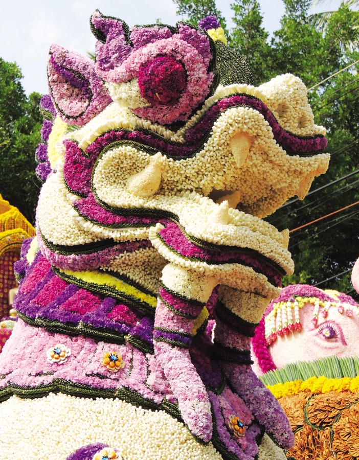 Diễu hành hoa trong lễ hội tại Chiang Mai