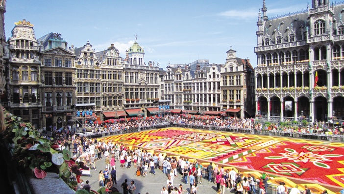 Cả Quảng trường Lớn trước Tòa thị chính Brussels được phủ thảm hoa