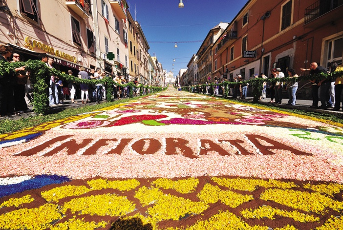 Con phố Via Italo Belardi ở Genzano di Roma được trải tấm thảm hoa