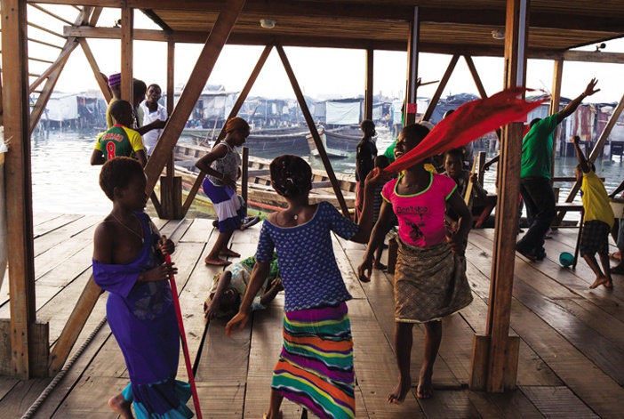 Tầng trệt là sân chơi của học sinh, đồng thời là điểm sinh hoạt lớn nhất của cộng đồng người dân đánh cá Makoko
