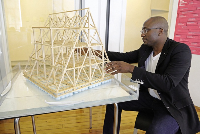 KTS Kunlé Adeyemi bên mô hình ngôi trường