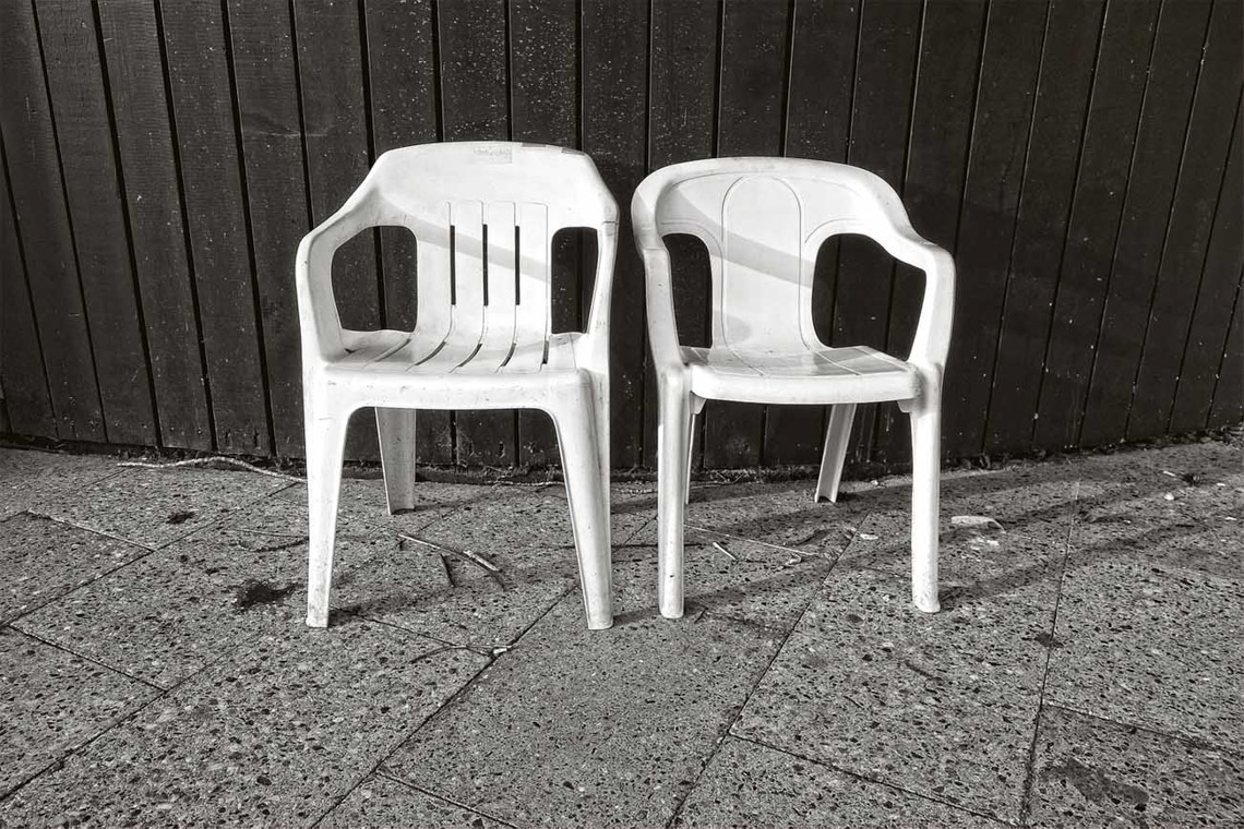 Ghế Monobloc: Miếng nhựa trắng trở thành biểu tượng của thiết kế toàn cầu hóa - 1