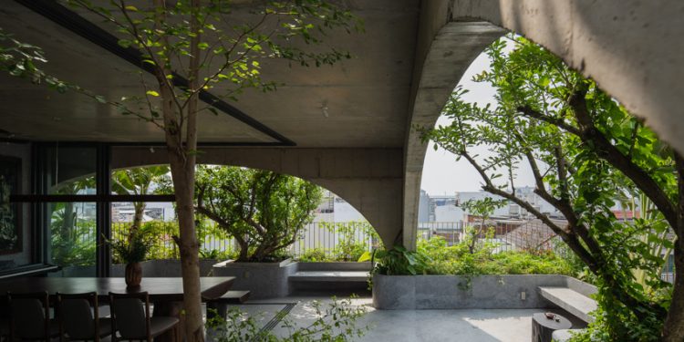 Nhà của Hoa - không gian cây xanh và vật liệu thô mộc - 13