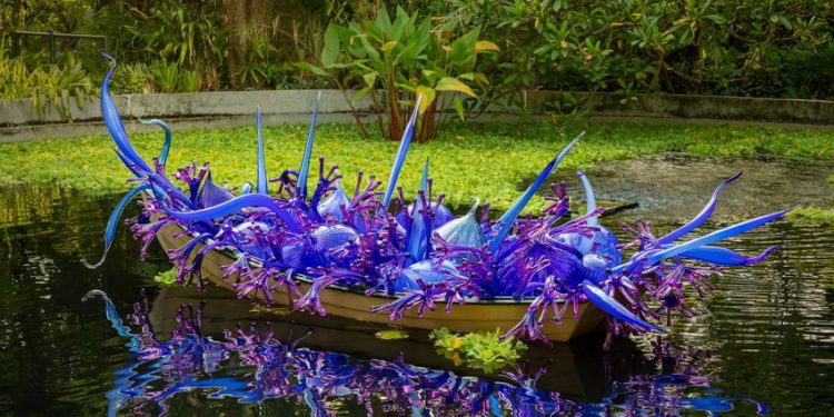 Nghệ sĩ nổi tiếng thế giới Dale Chihulytriển lãm nghệ thuật bằng kính thổi tại Gardens by the Bay ở Singapore