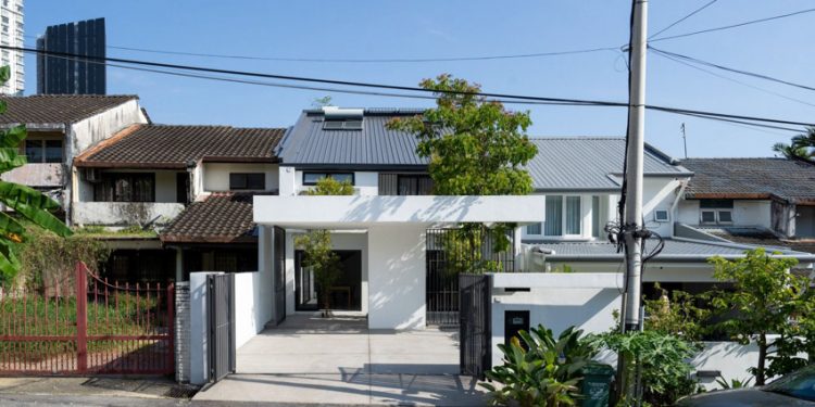 Một ngôi nhà cổ được lột xác thành ngôi nhà mơ ước với hồ bơi ẩn trên cao