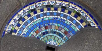 Những bức tranh khảm đầy màu sắc độc đáo và nghệ thuật lấp đầy ổ gà trên đường phố bị hư hại