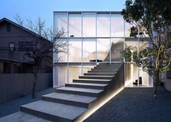 Ngôi nhà tối giản ở Tokyo với cầu thang điêu khắc nối ba tầng