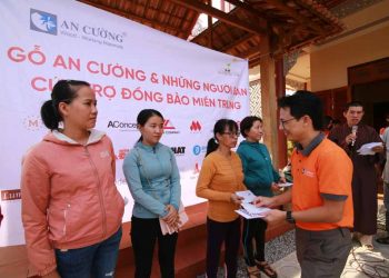 Gỗ An Cường luôn đồng hành cùng hoạt động thiện nguyện Luôn nhận định trách nhiệm xã hội là yếu tố quan trọng trong nguyên tắc kinh doanh và sứ mệnh hoạt động của tập thể công ty. Hơn 25 năm có mặt trên thị trường, Gỗ An Cường nhận thức về những thành công đã đạt được của mình, bên cạnh phát triển đúng hướng các chiến lược và kế hoạch kinh doanh mà còn là thực hiện tốt các hoạt động trách nhiệm xã hội. Trao yêu thương cùng em đến trường 2018 An Cường luôn trăn trở và cố gắng trong sứ mệnh của mình là phải có những đóng góp thiết thực cho các hoạt động cộng đồng nhiều hơn nữa, giúp được nhiều trẻ em, người già bất hạnh và góp phần cho sự tốt đẹp của xã hội. Trải qua hơn 10 năm từ những ngày đầu thành lập, Quỹ Nụ Cười Hy Vọng đã được An Cường dành gần 50 tỷ cho các hoạt động xã hội – cộng đồng với tâm huyết chia sẻ khó khăn với những mảnh đời kém may mắn trong cuộc sống. Các thành viên của An Cường Team từ Bắc đến Nam, trong nhiều năm qua đã đi đến rất nhiều nơi trên mọi miền tổ quốc để trao gửi chút tấm lòng. Và An Cường chỉ mong rằng với những hành động nhỏ bé của mình sẽ giúp vơi bớt những khó khăn chất chồng của người dân tại những nơi mà An Cường biết đến. Trao xe lăn cho người nghèo khuyết tật Đặc biệt trong năm 2021 được xem là năm khắc nghiệt nhất đối với đồng bào miền Tây, miền Trung. Lũ chồng lũ, hạn hán nối tiếp hạn hán đã cướp biết bao sinh mạng, nhà cửa, trường học của đồng bào Việt Nam. Đứng trước tình trạng đó, An Cường luôn dành ra các nguồn lực phù hợp để chung sức hỗ trợ người dân. Có thể nhắc đến như các chuyến cứu trợ “Hướng về miền Trung” sau cơn bão số 9 tại Quảng Nam, Quảng Ngãi, Quảng Bình; lắp đặt máy lọc nước vượt qua hạn mặn tại miền Tây Ba tri – Bến Tre; giải cứu nông sản tại Gia Lai, trao tặng hệ thống lọc nước sạch đến người dân tộc thiểu số xã Bù Na… Cứu trợ đồng bào miền Trung Chung tay cùng đồng bào vượt hạn mặn Trao tặng hệ thống lọc nước cho bà con Cát Tiên, Lâm Đồng Chiến dịch giải cứu dưa hấu – hạn mặn Gia Lai Ngoài ra, An Cường luôn đồng hành với các đối tác, các mạnh thường quân cùng đồng lòng chung tay đẩy lùi dịch bệnh Covid 19, bằng những việc làm ý nghĩa và thiết thực như: tài trợ hơn 500 triệu đồng cho Y- Bác sĩ và Điều dưỡng BV Nhiệt đới, Xây dựng mô hình ATM gạo tại nhiều địa bàn trên TPHCM, phối hợp cùng Saigon Times gửi tặng các phần quà thiết thực đến những người có hoàn cảnh khó khăn do đợt dịch Covid 19 gây ra. Hỗ trợ hơn 500 triệu đồng cho Y- Bác sĩ và Điều dưỡng BV Nhiệt đới Xây dựng nhiều cây ATM gạo trên địa bàn TPHCM Bên cạnh đó, những chuyến đi thiện nguyện tại các mái ấm, chùa nơi có trẻ em nghèo, mô côi, người khuyết tật sinh sống như Chùa Thiên Đức, Chùa Thiên Trì, Mái Ấm Hồng; Cơ sở bảo trợ khuyết tật Thiên Phước Nhân Á… là các hoạt động công đức luôn được An Cường duy trì trong suốt nhiều năm qua. Đặc biệt, trong 2 năm vừa qua Gỗ An Cường đã cúng dường công đức xây dựng và trùng tu tam bảo, chánh điện của 02 ngôi chùa – Chùa Giác Nguyên (huyện Cần Giuộc – tỉnh Long An) hơn 10 tỷ đồng và Chùa Bảo Quang (Huyện Mộ Đức – Tỉnh Quảng Ngãi) với kinh phí xây dựng hơn 10 tỷ đồng. Và 2 tỷ đồng xây dựng Mái Ấm An Lạc – Chùa Pháp Tánh (Cần Giuộc – Long An). Hướng đến mục tiêu là doanh nghiệp phát triển bền vững, Gỗ An Cường xem các hoạt động trách nhiệm xã hội là một sứ mệnh đi song song cùng các hoạt động kinh doanh. An Cường tin rằng những triết lý ý nghĩa mà mình theo đuổi sẽ tạo nên một cộng đồng cùng nhau phát triển bền vững và văn minh - 4