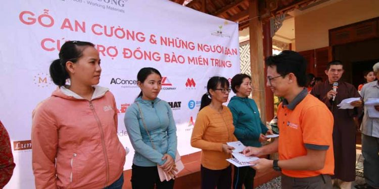 Gỗ An Cường luôn đồng hành cùng hoạt động thiện nguyện Luôn nhận định trách nhiệm xã hội là yếu tố quan trọng trong nguyên tắc kinh doanh và sứ mệnh hoạt động của tập thể công ty. Hơn 25 năm có mặt trên thị trường, Gỗ An Cường nhận thức về những thành công đã đạt được của mình, bên cạnh phát triển đúng hướng các chiến lược và kế hoạch kinh doanh mà còn là thực hiện tốt các hoạt động trách nhiệm xã hội. Trao yêu thương cùng em đến trường 2018 An Cường luôn trăn trở và cố gắng trong sứ mệnh của mình là phải có những đóng góp thiết thực cho các hoạt động cộng đồng nhiều hơn nữa, giúp được nhiều trẻ em, người già bất hạnh và góp phần cho sự tốt đẹp của xã hội. Trải qua hơn 10 năm từ những ngày đầu thành lập, Quỹ Nụ Cười Hy Vọng đã được An Cường dành gần 50 tỷ cho các hoạt động xã hội – cộng đồng với tâm huyết chia sẻ khó khăn với những mảnh đời kém may mắn trong cuộc sống. Các thành viên của An Cường Team từ Bắc đến Nam, trong nhiều năm qua đã đi đến rất nhiều nơi trên mọi miền tổ quốc để trao gửi chút tấm lòng. Và An Cường chỉ mong rằng với những hành động nhỏ bé của mình sẽ giúp vơi bớt những khó khăn chất chồng của người dân tại những nơi mà An Cường biết đến. Trao xe lăn cho người nghèo khuyết tật Đặc biệt trong năm 2021 được xem là năm khắc nghiệt nhất đối với đồng bào miền Tây, miền Trung. Lũ chồng lũ, hạn hán nối tiếp hạn hán đã cướp biết bao sinh mạng, nhà cửa, trường học của đồng bào Việt Nam. Đứng trước tình trạng đó, An Cường luôn dành ra các nguồn lực phù hợp để chung sức hỗ trợ người dân. Có thể nhắc đến như các chuyến cứu trợ “Hướng về miền Trung” sau cơn bão số 9 tại Quảng Nam, Quảng Ngãi, Quảng Bình; lắp đặt máy lọc nước vượt qua hạn mặn tại miền Tây Ba tri – Bến Tre; giải cứu nông sản tại Gia Lai, trao tặng hệ thống lọc nước sạch đến người dân tộc thiểu số xã Bù Na… Cứu trợ đồng bào miền Trung Chung tay cùng đồng bào vượt hạn mặn Trao tặng hệ thống lọc nước cho bà con Cát Tiên, Lâm Đồng Chiến dịch giải cứu dưa hấu – hạn mặn Gia Lai Ngoài ra, An Cường luôn đồng hành với các đối tác, các mạnh thường quân cùng đồng lòng chung tay đẩy lùi dịch bệnh Covid 19, bằng những việc làm ý nghĩa và thiết thực như: tài trợ hơn 500 triệu đồng cho Y- Bác sĩ và Điều dưỡng BV Nhiệt đới, Xây dựng mô hình ATM gạo tại nhiều địa bàn trên TPHCM, phối hợp cùng Saigon Times gửi tặng các phần quà thiết thực đến những người có hoàn cảnh khó khăn do đợt dịch Covid 19 gây ra. Hỗ trợ hơn 500 triệu đồng cho Y- Bác sĩ và Điều dưỡng BV Nhiệt đới Xây dựng nhiều cây ATM gạo trên địa bàn TPHCM Bên cạnh đó, những chuyến đi thiện nguyện tại các mái ấm, chùa nơi có trẻ em nghèo, mô côi, người khuyết tật sinh sống như Chùa Thiên Đức, Chùa Thiên Trì, Mái Ấm Hồng; Cơ sở bảo trợ khuyết tật Thiên Phước Nhân Á… là các hoạt động công đức luôn được An Cường duy trì trong suốt nhiều năm qua. Đặc biệt, trong 2 năm vừa qua Gỗ An Cường đã cúng dường công đức xây dựng và trùng tu tam bảo, chánh điện của 02 ngôi chùa – Chùa Giác Nguyên (huyện Cần Giuộc – tỉnh Long An) hơn 10 tỷ đồng và Chùa Bảo Quang (Huyện Mộ Đức – Tỉnh Quảng Ngãi) với kinh phí xây dựng hơn 10 tỷ đồng. Và 2 tỷ đồng xây dựng Mái Ấm An Lạc – Chùa Pháp Tánh (Cần Giuộc – Long An). Hướng đến mục tiêu là doanh nghiệp phát triển bền vững, Gỗ An Cường xem các hoạt động trách nhiệm xã hội là một sứ mệnh đi song song cùng các hoạt động kinh doanh. An Cường tin rằng những triết lý ý nghĩa mà mình theo đuổi sẽ tạo nên một cộng đồng cùng nhau phát triển bền vững và văn minh - 4
