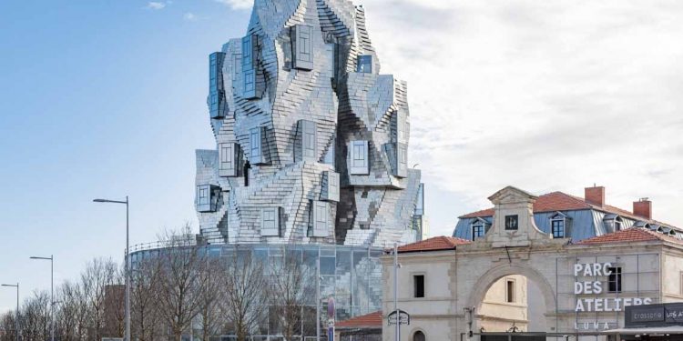 Tòa tháp nghệ thuật gợi tả bức tranh Đêm đầy sao của Van Gogh - 4