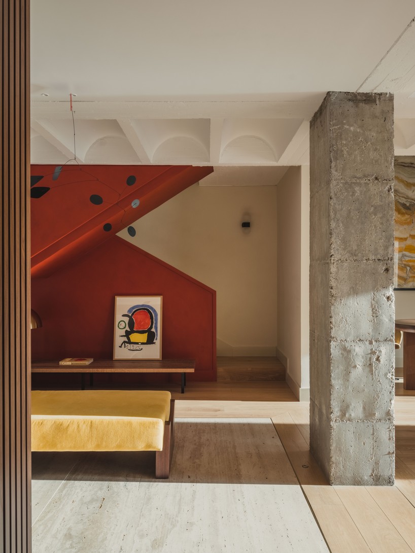 Cầu thang đỏ và tranh Miró