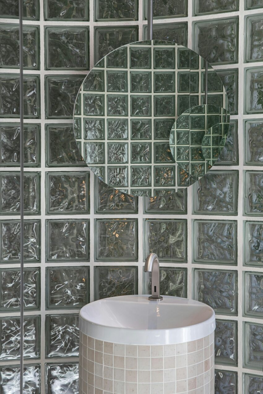 Mosaic Hisbalit ốp bồn rửa và bồn tắm trong không gian Zooco