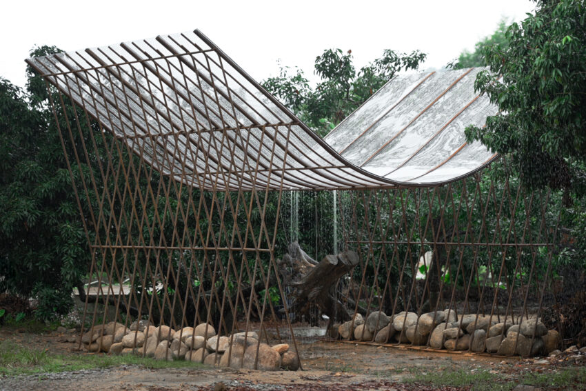 Toàn cảnh Deadwood Hut bên bờ sông