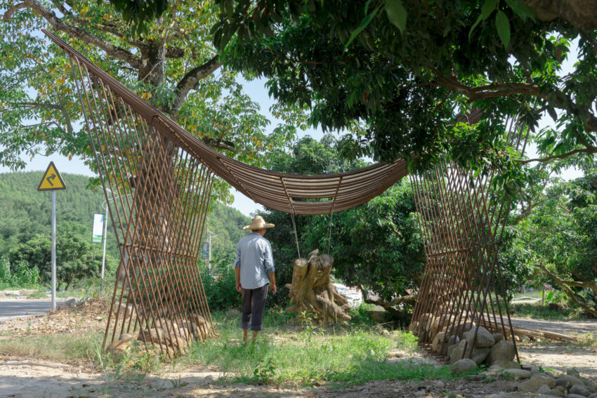 Deadwood Hut đặt cạnh cây gạo cổ thụ bên sông