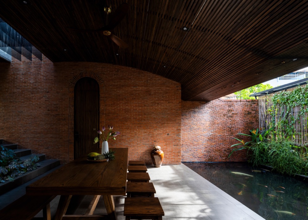 Giếng trời lọc sáng qua màn kim loại đục lỗ trong Casa Mac