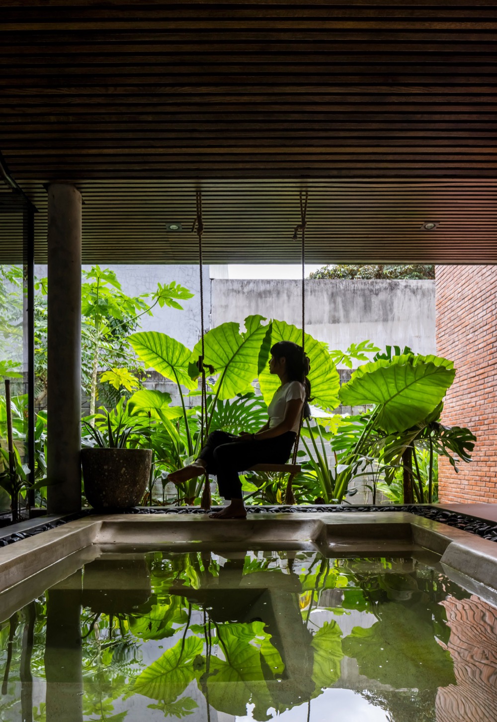 Bậc đá, hồ koi và bồn jacuzzi trong Casa Mac