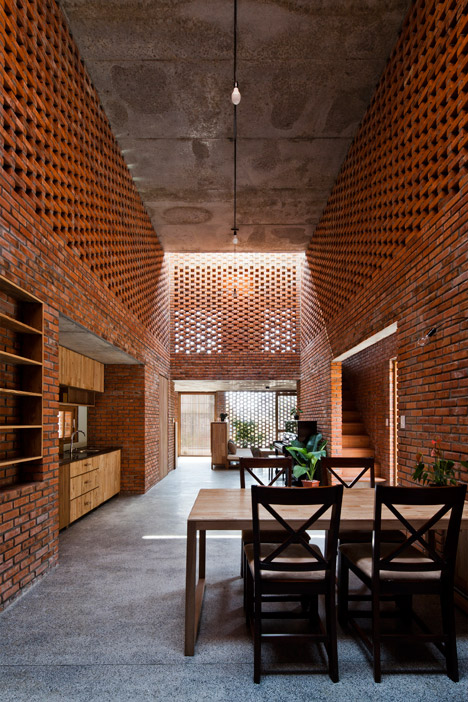 Termitary House với tường gạch thủng đỏ cam ở Đà Nẵng