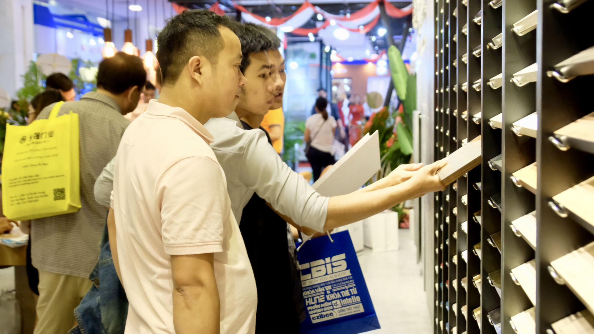 Bộ sưu tập An Cường Trend Collection 2018 thu hút đông đảo khách hàng trong ngày khai mạc VietBuild 2018 tại Hà Nội
