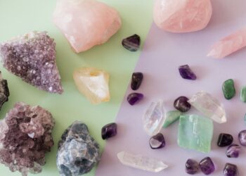 Nhiều loại đá quý thạch anh tím, hồng, vàng