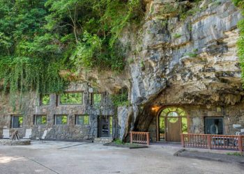 Khách sạn “hang động” sang trọng nhất thế giới Beckham Creek Cave Lodge