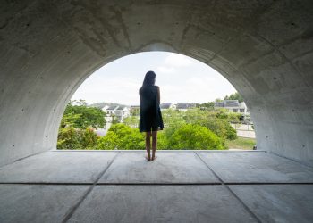 “Hang động” giữa phố đông