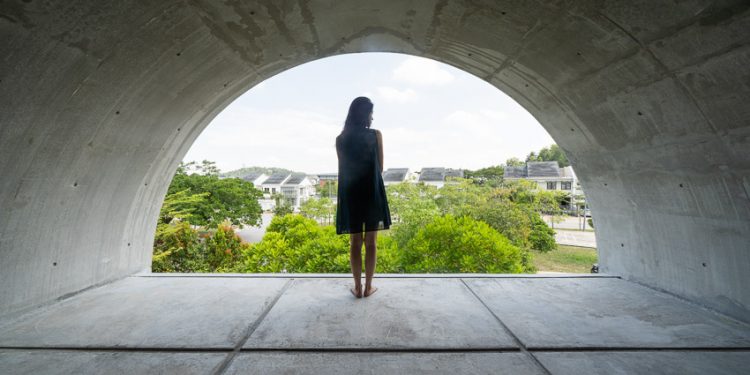 “Hang động” giữa phố đông