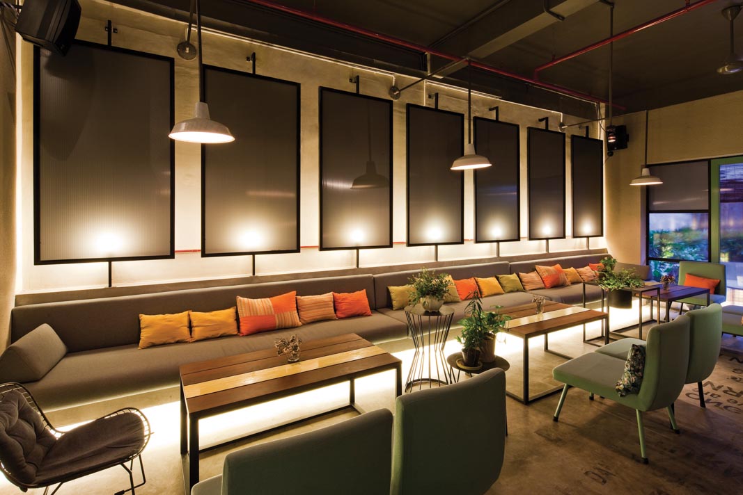 Chốn lạ mà quen…