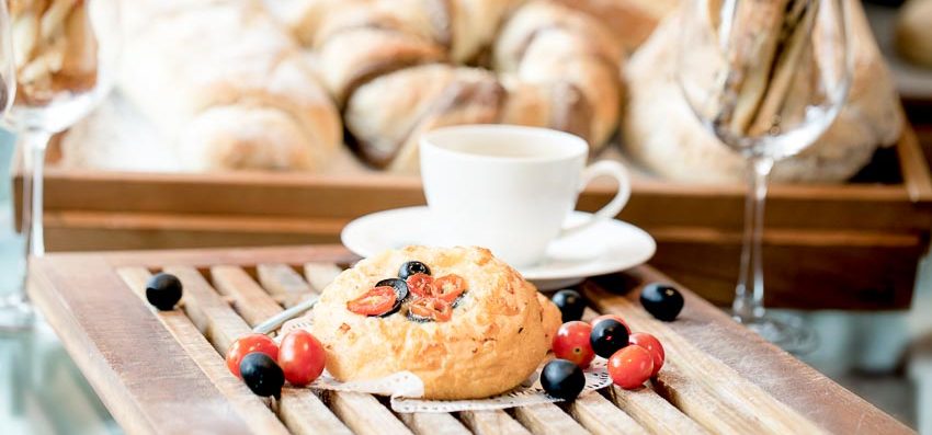 Bánh mì Focaccia kết hợp tuyệt hảo với cà phê Americano